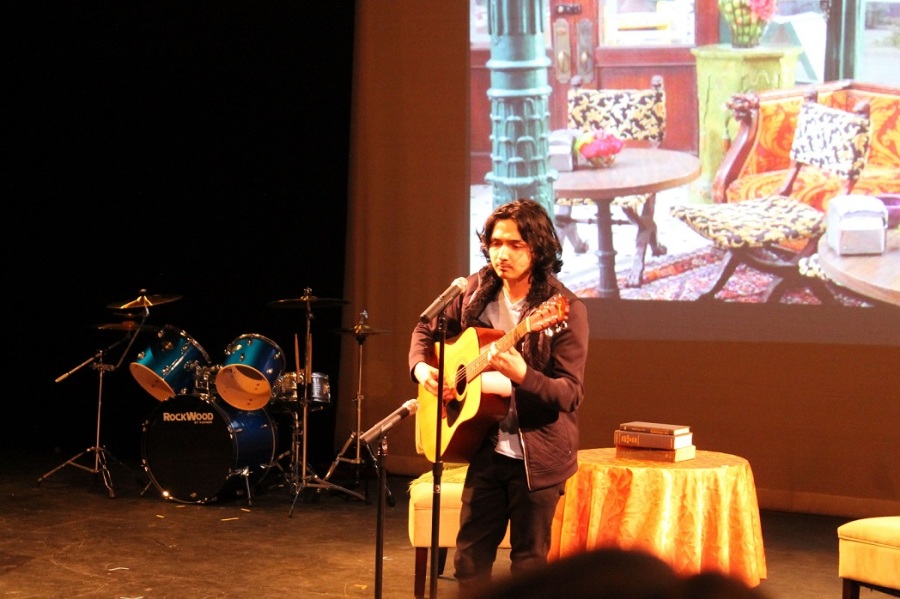 Students participate in Muse, Coffee House