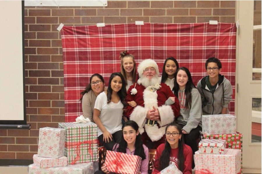 Freshman Class holds holiday party for kids