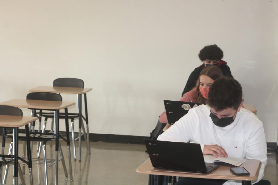 Students in Cher Schwartzs English class work in their first hybrid class of the week. Many students in the hybrid plan choose to attend school full-time on April 19.