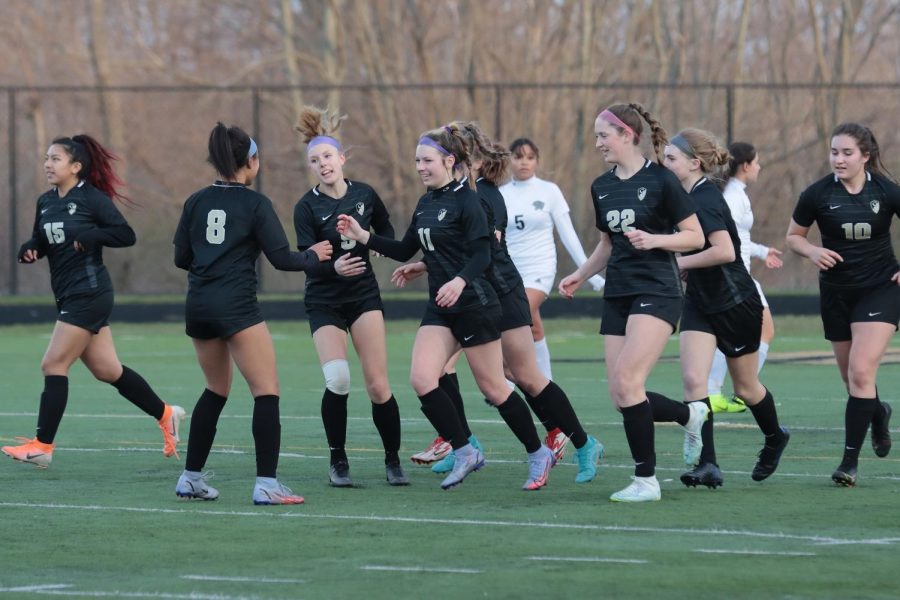 Girls+soccer+finishes+second+place+in+conference