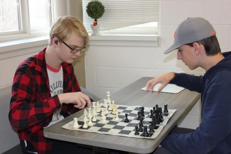 Sophomore Andrew Frederichs plays against sophomore Logan Slavik during a practice session.
