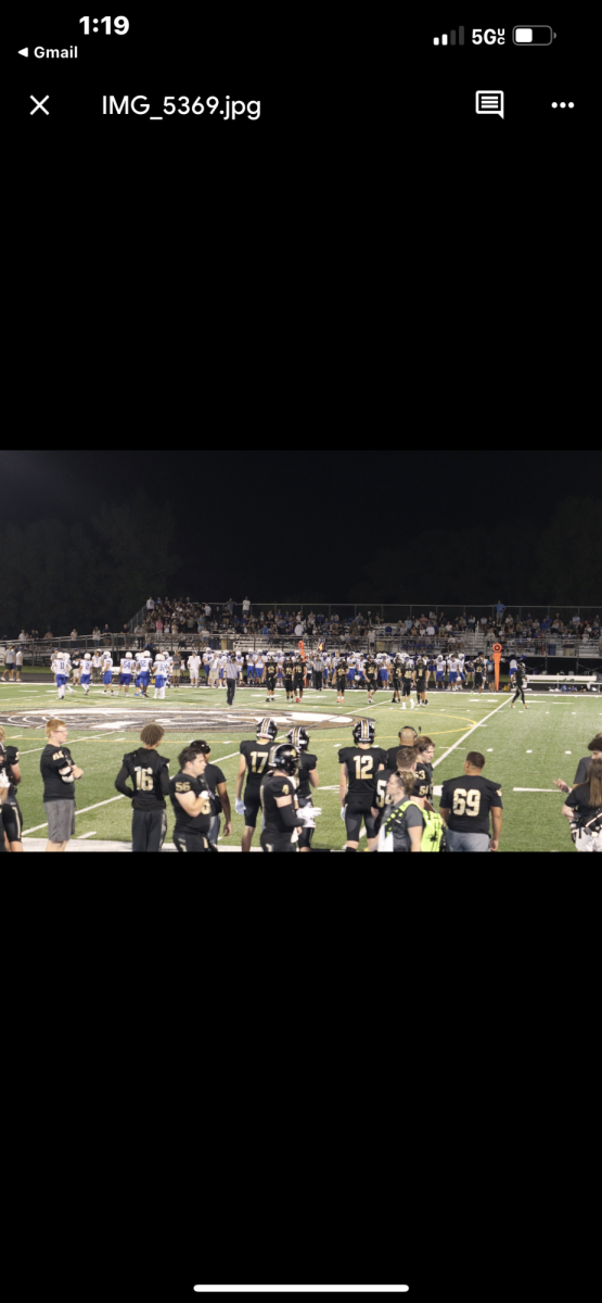 The+football+team+plays+against+Lakes+for+the+Homecoming+game.