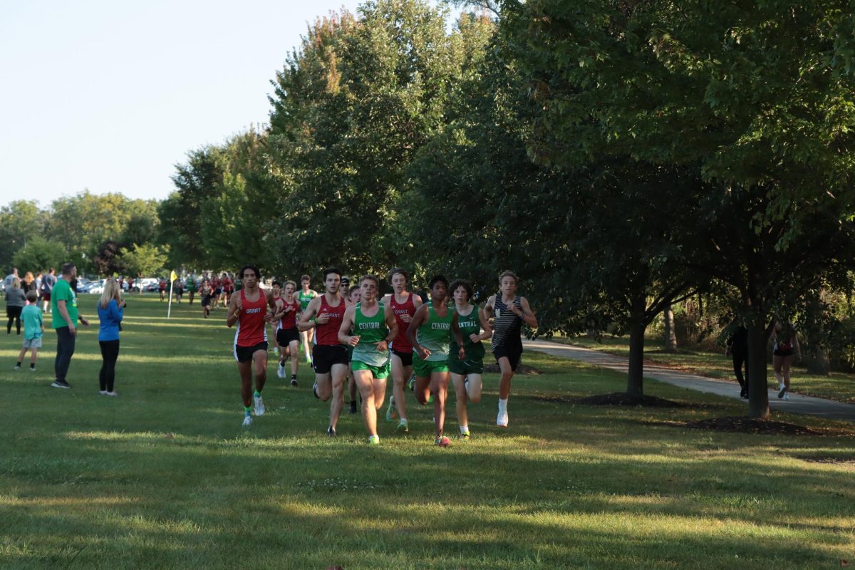 Members+of+the+cross+country+team+begin+a+race.